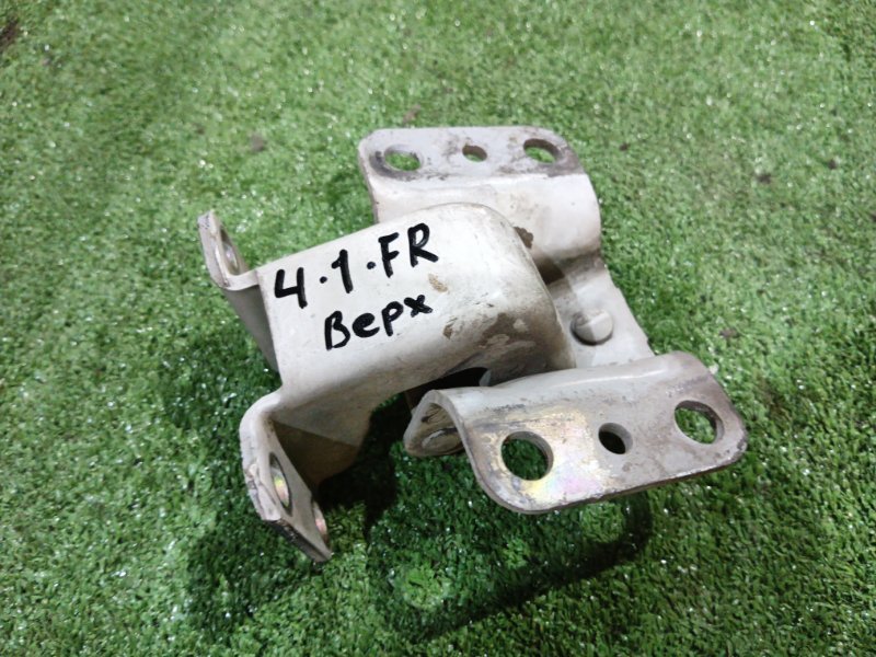 Кронштейн двери Isuzu Forward FRR35 6HL1 передний правый (б/у)