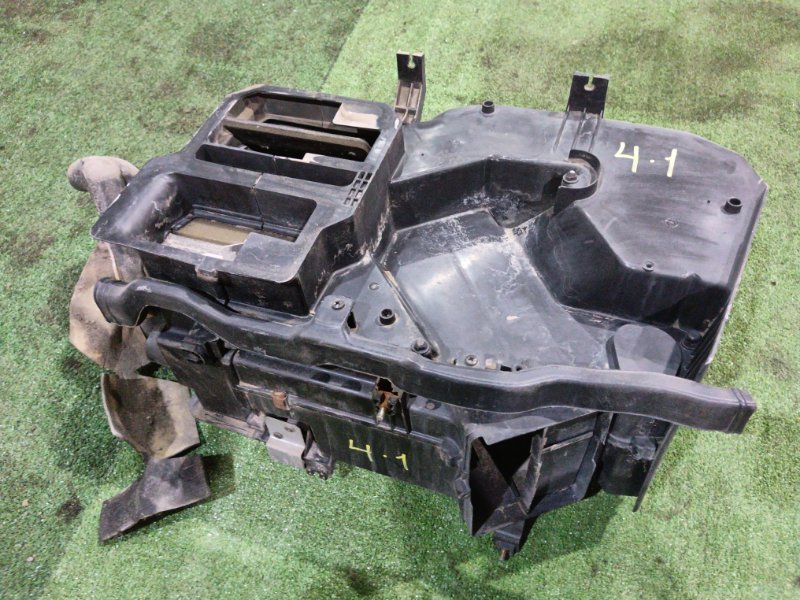 КОРПУС РАДИАТОРА ПЕЧКИ Isuzu Forward FRR35 6HL1 (б/у)