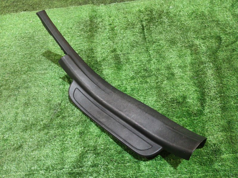 Накладка порога Toyota Corolla Fielder NZE141 1NZ-FE 2007 задняя правая (б/у)