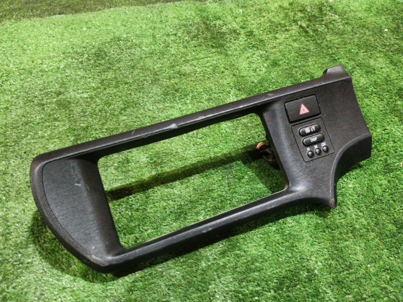 Рамка магнитофона Toyota AQUA NHP10 1NZ-FXE 2012 (б/у)