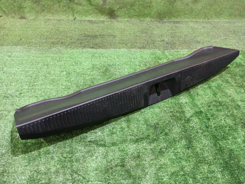 Накладка багажника Toyota ISIS ZGM11 3ZR-FAE 2011 (б/у)