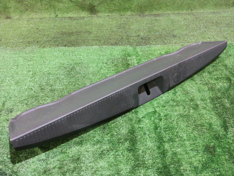 Накладка багажника Toyota ISIS ZGM11 3ZR-FAE 2010 (б/у)