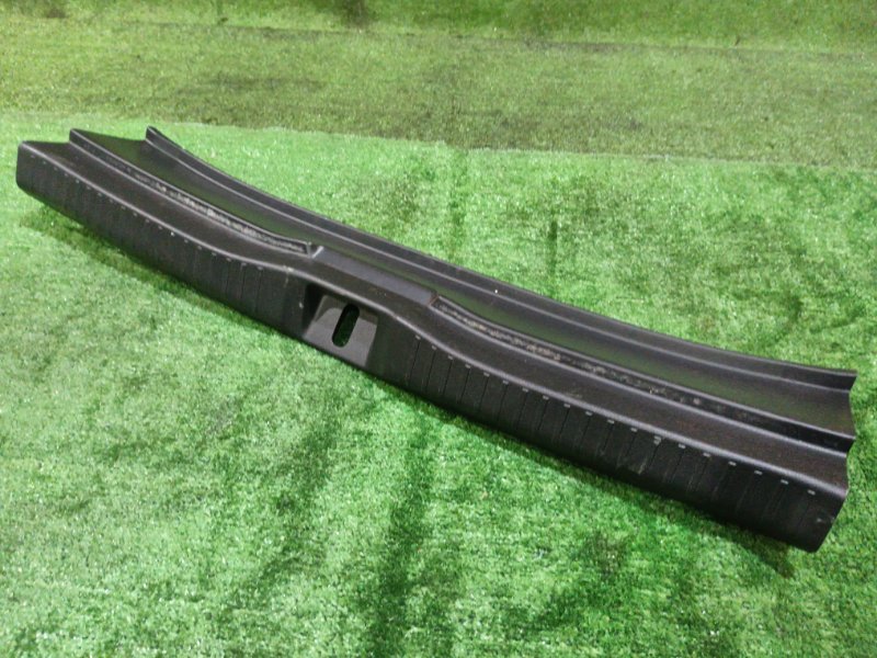 Накладка багажника Toyota Wish ZGE20G 2ZR-FAE 2011 (б/у)