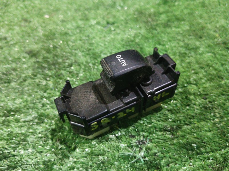 Кнопка стеклоподъемника Toyota ISIS ANM15 1AZ-FSE 2005 задняя левая (б/у)