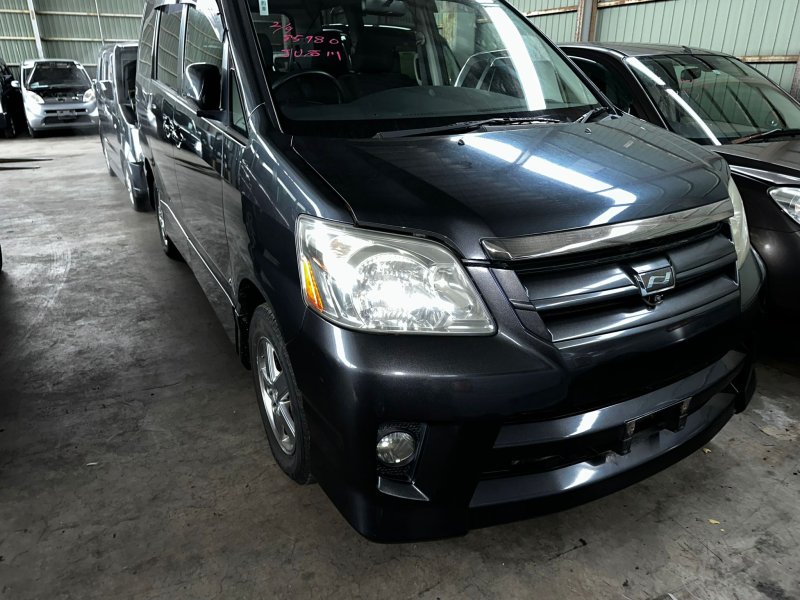 Автомобиль Toyota Noah AZR65 1AZ-FSE 2004 года в разбор