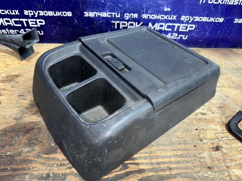 Бардачок между сиденьями Isuzu Forward FSR33L4