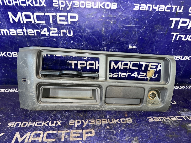 Консоль панели Isuzu Elf NKR66E 4HF1 1999