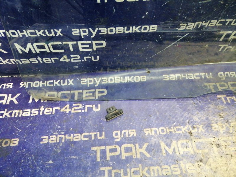 Стекло двери ISUZU FORWARD FSR33L4 6HH1 1997 левое (б/у)