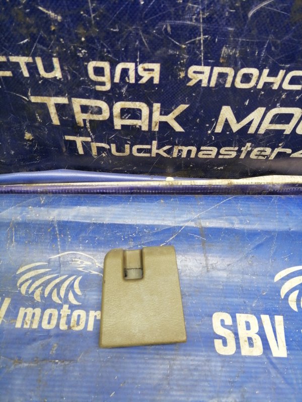 Заглушка обшивки двери MITSUBISHI FUSO FK61HK 6M61 2002 левая (б/у)