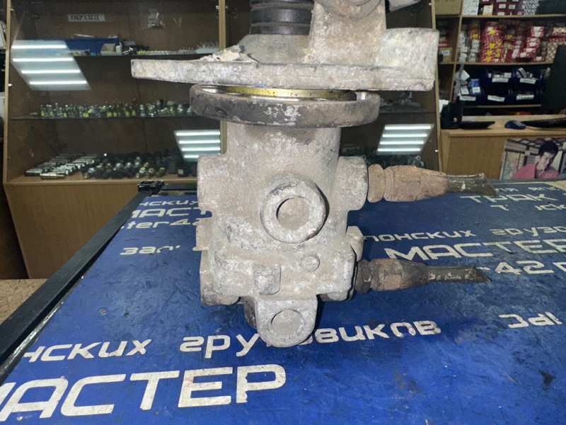 Главный тормозной кран MITSUBISHI FUSO FK61FK 6M60T 2000 (б/у) Главный тормозной кран MITSUBISHI FUSO FK61FK 6M60T 2000 (б/у)