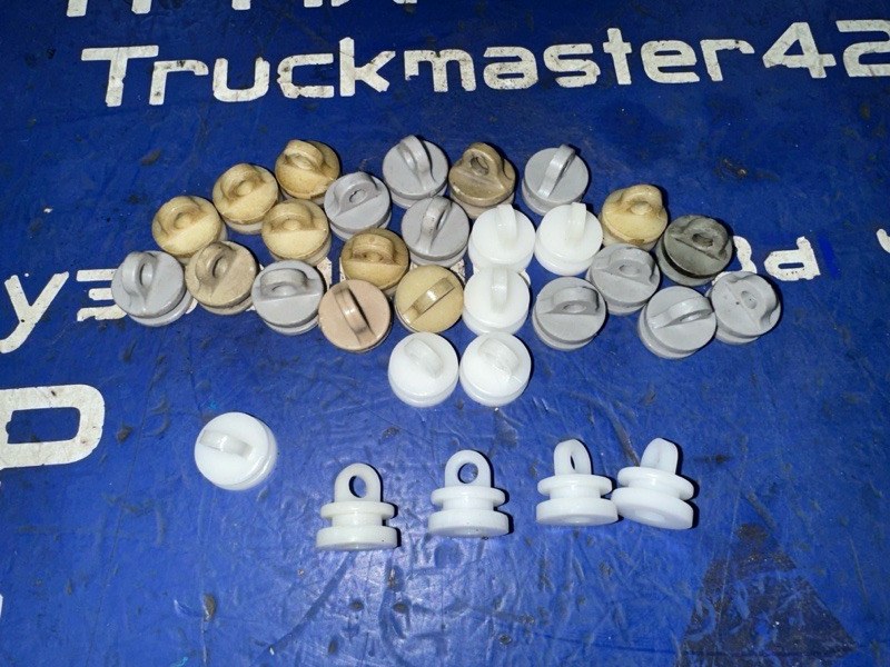 Клипса ( бегунок ) шторки салона MITSUBISHI FUSO FK61HK 6M61 2002 (б/у)