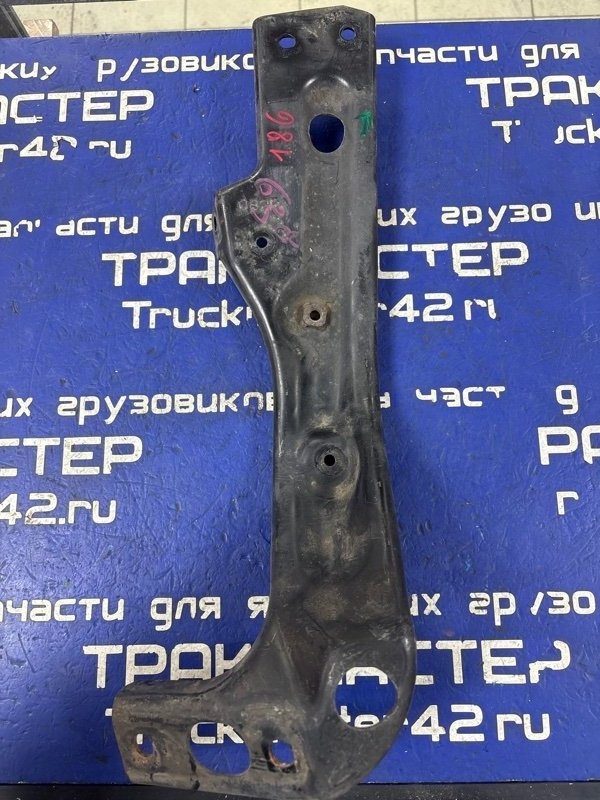 Кронштейн крепления подножки ISUZU FORWARD FRR34H4 6HK1 2005 задний правый (б/у)