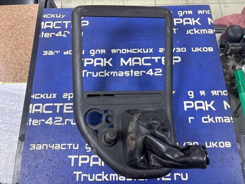 Кожух рычага переключения кпп MITSUBISHI CANTER FE82DE 4M50 2007 (б/у)