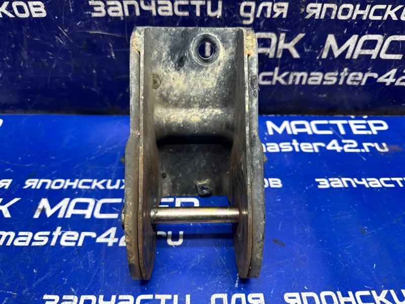 Кронштейн крепления кабины ISUZU FORWARD FRR32JB 6HE1 1991 правый (б/у)