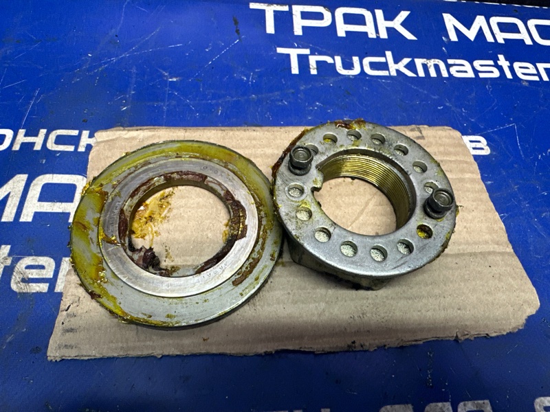 Гайка ступицы ISUZU FORWARD FTR32L4 6HE1T 1994 передняя (б/у)