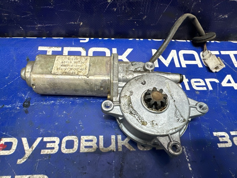 Мотор стеклоподъемника NISSAN DIESEL MK210KN FE6 1994 передний правый (б/у)