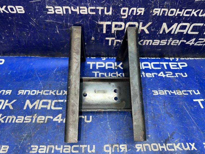 Крепление запасного колеса ISUZU ELF NJR85 4JJ1 2008 (б/у)