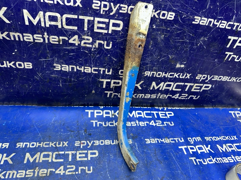 Кронштейн крепления подножки ISUZU FORWARD FRR32JB 6HE1 1991 передний правый (б/у)