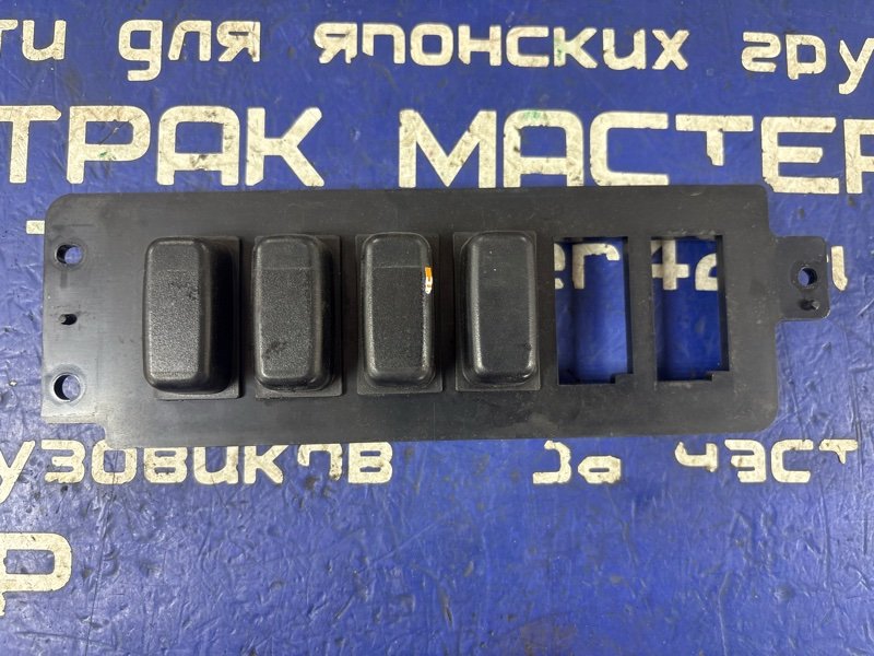 Заглушка кнопки MITSUBISHI FUSO FK61FM 6M60T 2005 (б/у)