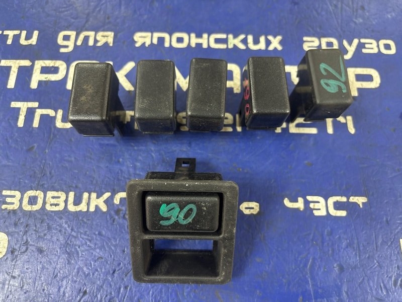 Заглушка кнопки ISUZU FORWARD FTR32L4 6HE1T 1994 (б/у)