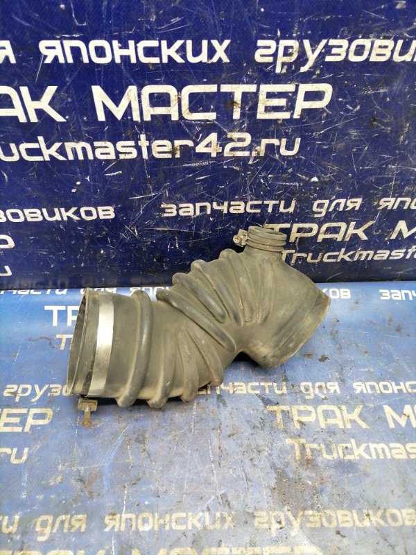 Патрубок воздухозаборника MITSUBISHI FUSO FK64HK 6M61 2004 (б/у)