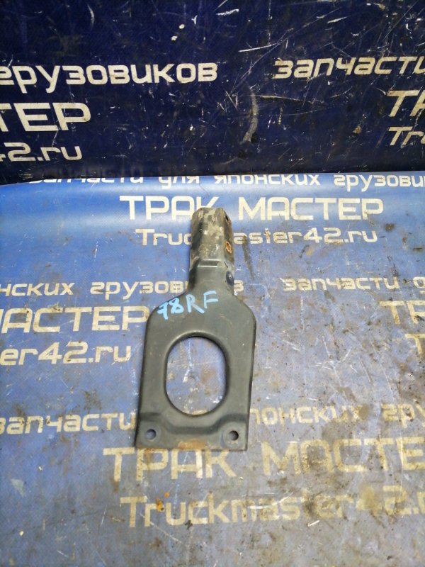 Кронштейн крепления подножки MITSUBISHI FUSO FK64HK 6M61 2004 передний правый (б/у)