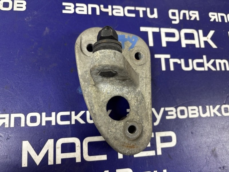 Кронштейн крепления стойки зеркала ISUZU FORWARD FRR34 6HK1 2006 правый (б/у)