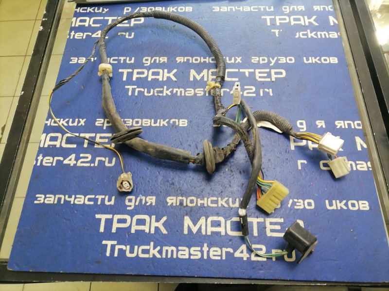 Коса (электропроводка) MITSUBISHI CANTER FB501B 4M40 1998 правая (б/у)