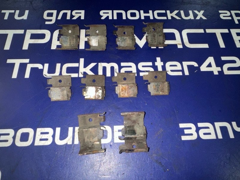 Скоба ( фиксатор тормозных колодок) MITSUBISHI CANTER FE83DY 4M50 2007 передняя (б/у)
