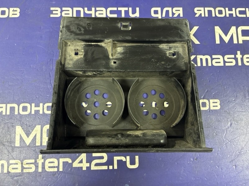 Подстаканник MITSUBISHI CANTER передний (б/у)