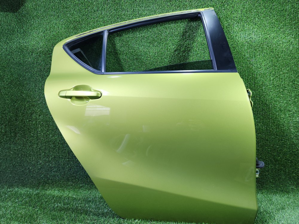 Дверь боковая задняя правая Toyota Aqua 2015 NHP10 1NZFXE 67003-52460 контрактная