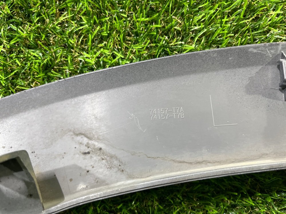 Накладка на крыло передняя левая Honda Vezel RU3 LEB Накладка на крыло передняя левая Honda Vezel RU3 LEB