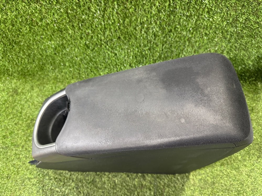 Бардачок между сиденьями Toyota Prius ZVW30 2ZRFXE