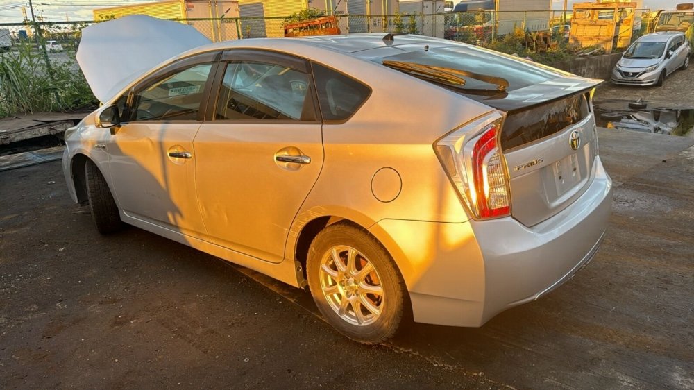 Бардачок между сиденьями Prius 2012 ZVW30 2ZRFXE