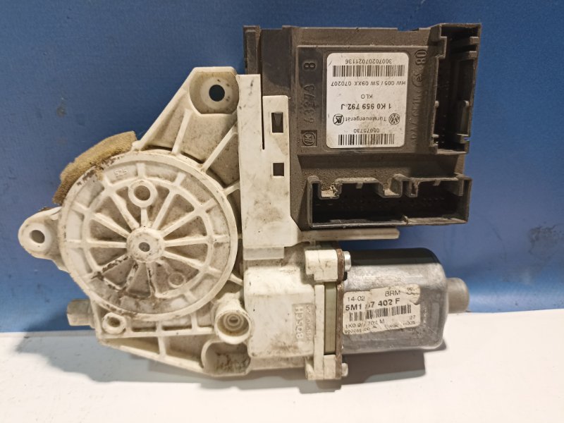 Моторчик стеклоподъемника передний правый Volkswagen Golf Plus 2005 - 2014 1K0959792J Б/У