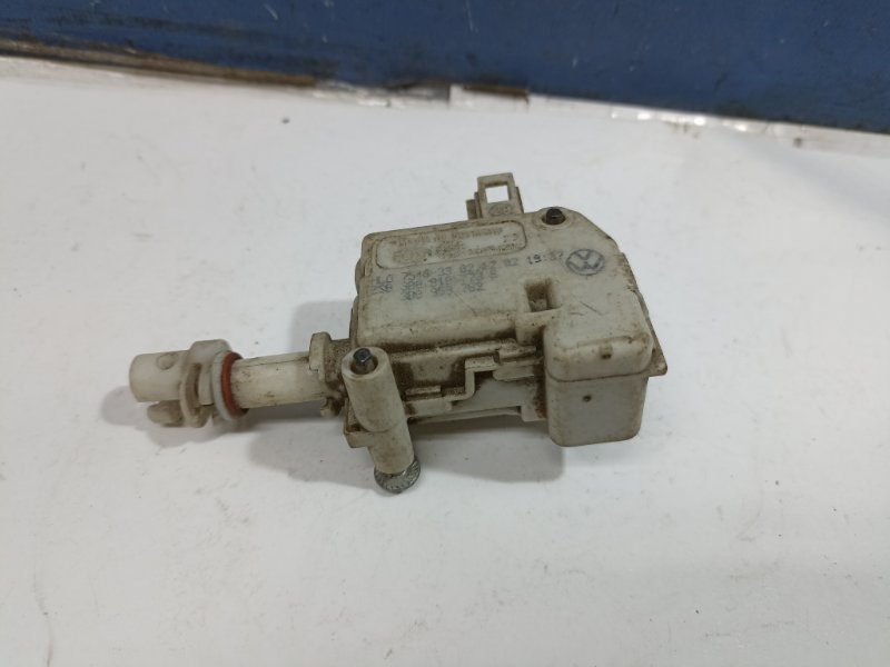 Актуатор лючка бензобака Volkswagen Passat B5 2000 - 2005 3B0810773B Б/У