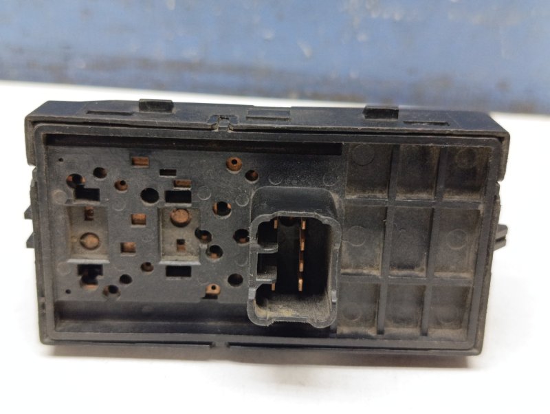 Кнопка стеклоподъемника передняя правая Aveo 2 2013 T300