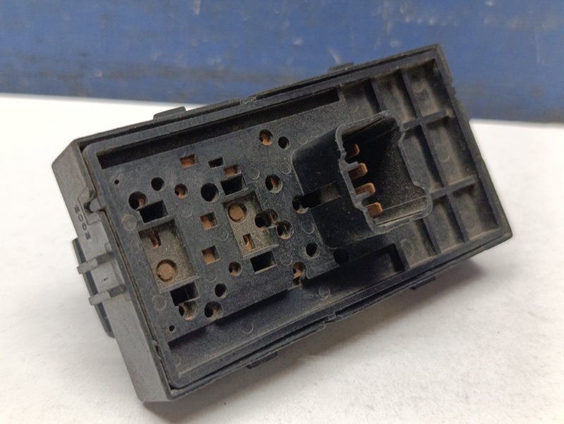 Кнопка стеклоподъемника передняя правая Aveo 2 2013 T300