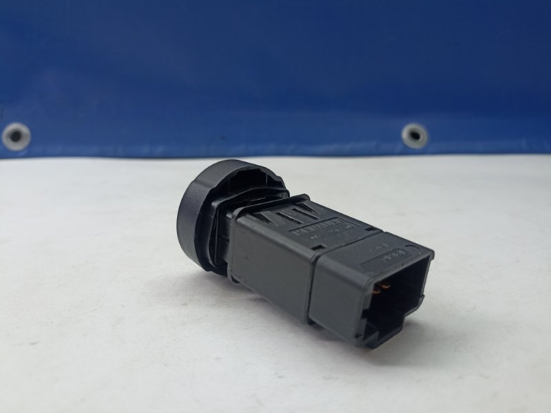 Кнопка аварийки Ларгус 2017