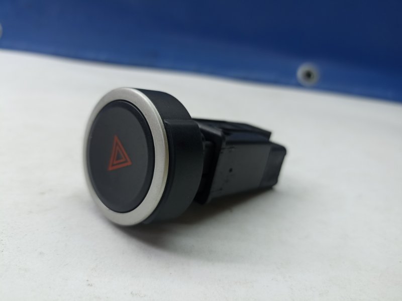 Кнопка аварийки Ларгус 2019