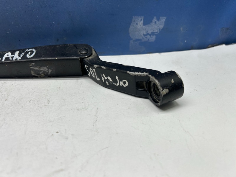 Поводок дворника передний левый Solano 2010