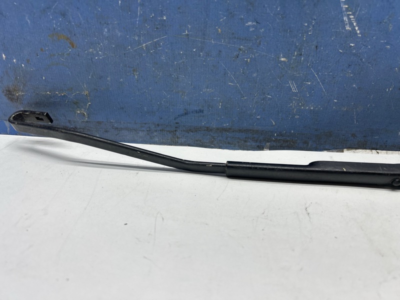 Поводок дворника передний левый Solano 2010