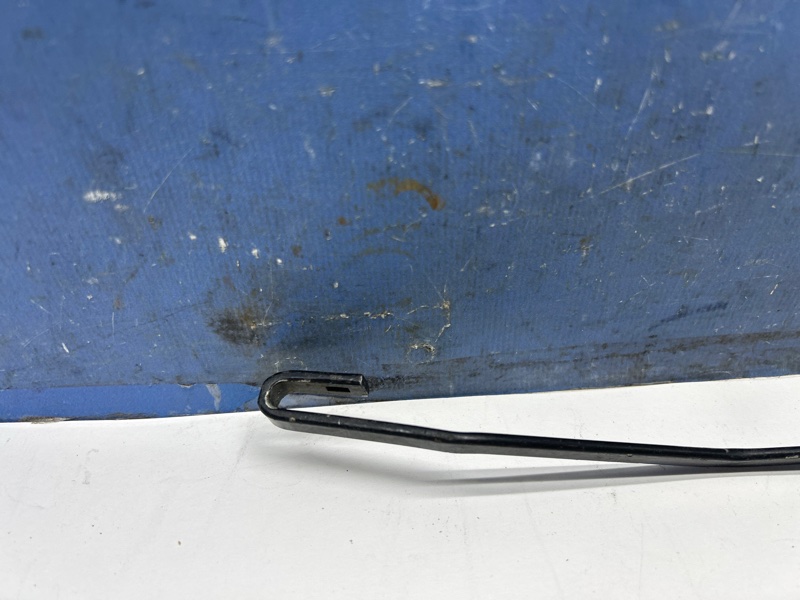 Поводок дворника передний левый Solano 2010