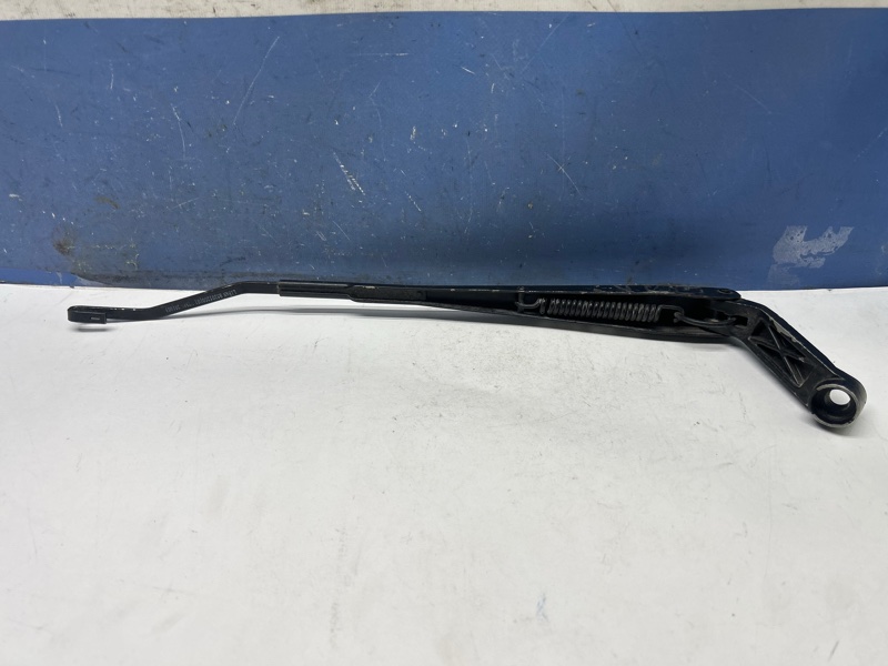 Поводок дворника передний левый Solano 2010