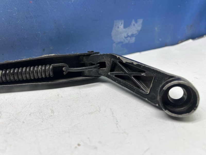 Поводок дворника передний левый Solano 2010