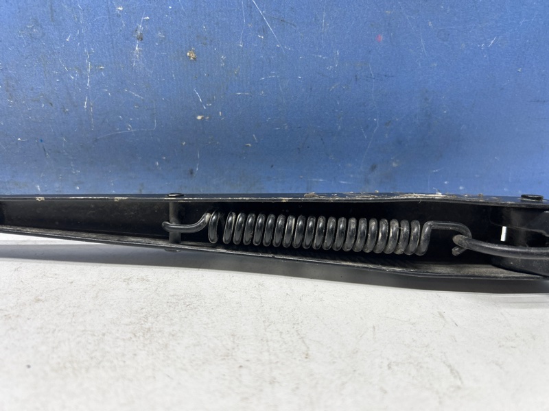 Поводок дворника передний левый Solano 2010