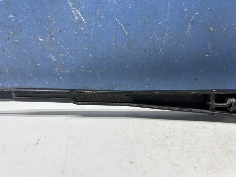 Поводок дворника передний левый Solano 2010