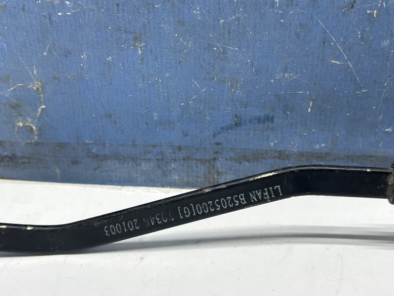 Поводок дворника передний левый Solano 2010