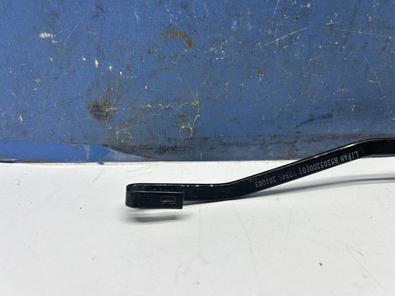 Поводок дворника передний левый Solano 2010