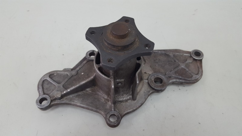Помпа Mazda Mx3 K8 1.8Л Помпа Mazda Mx3 K8 1.8Л